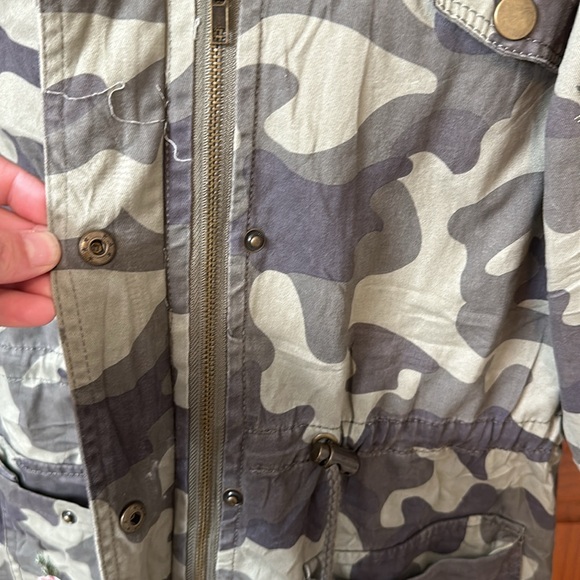 Francesca’s Collections Blue Rain Anorak Camo pink  flower Embroidered jacket S - Picture 6 of 6